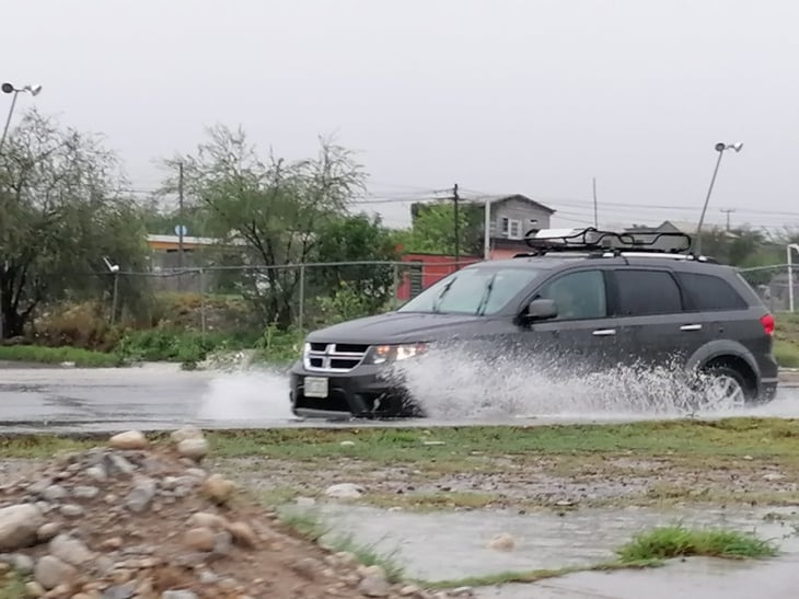 Ciudadanos se quejan por daños en sus autos por las lluvias