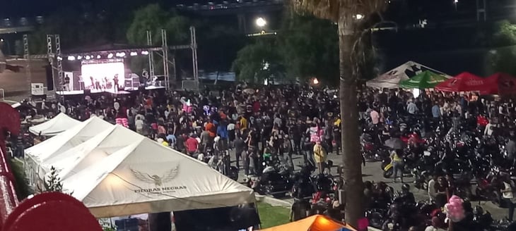 Miles de asistentes acudieron al Paseo del Río al 'Biker Fest' 