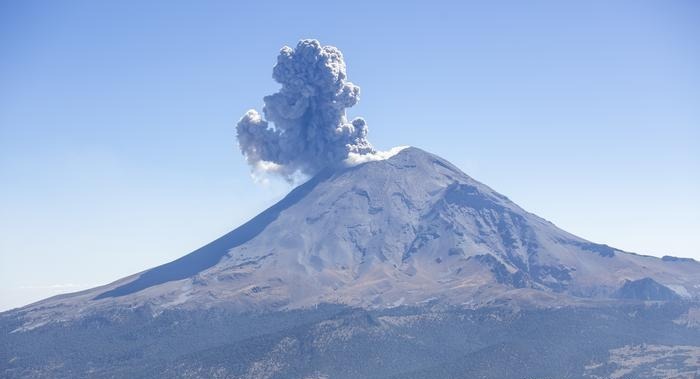 Volcán Popocatépetl amanece este 22 de mayo con salida de material incandescente