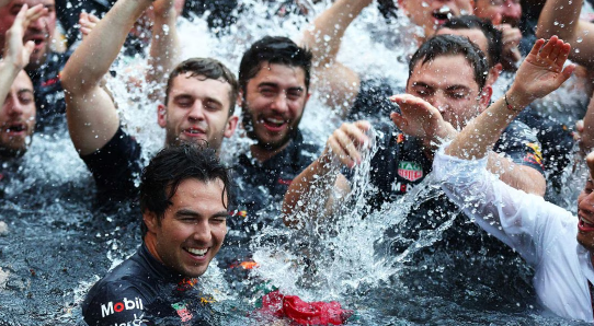 Red Bull colocó a Checo Pérez en la lista de los mejores festejos del equipo en el GP de Mónaco; ¿se olvidaron de Max Verstappen?