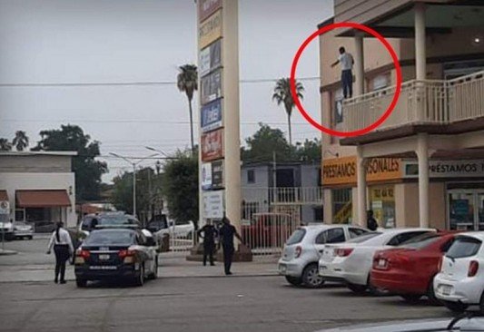 Hombre intenta suicidarse, se quiso tirar del segundo piso de Plaza Comercial de Piedras Negras