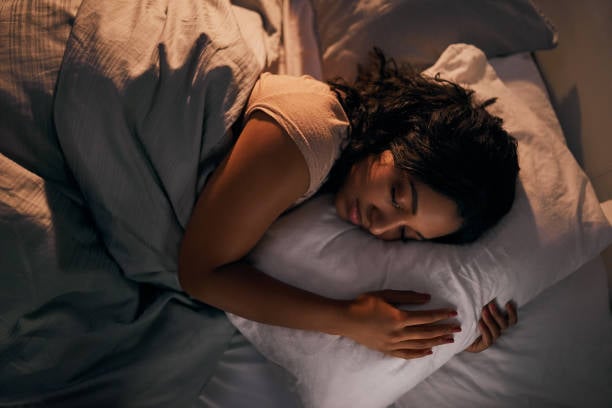¿Por qué las mujeres necesitan dormir más que los hombres?