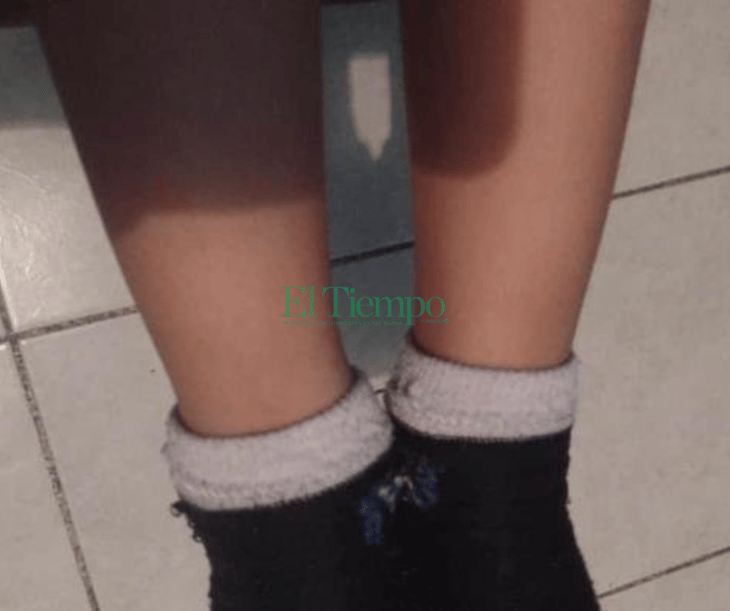 Maestra de preescolar es acusada de atar pies de sus alumnos con cinta 