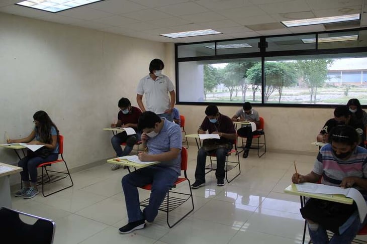 Universitarios que dependen de Altos Hornos de Mexico reciben becas