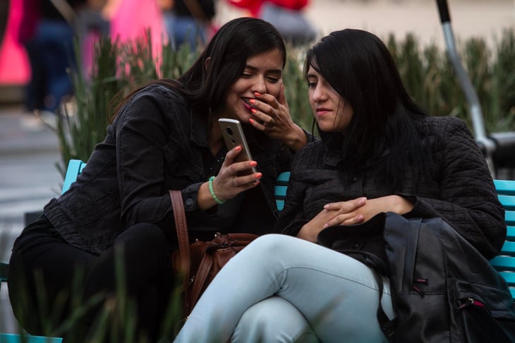 ¿Cuántas horas utilizan el celular los jóvenes y porqué es tan peligroso?