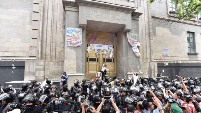 Ciudadanos riñen por defensa de Corte y quitan plantón
