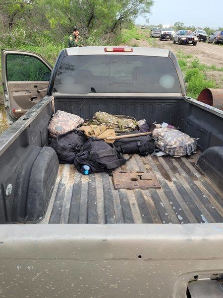 Encuentran a ocho migrantes escondidos en la caja de una camioneta 