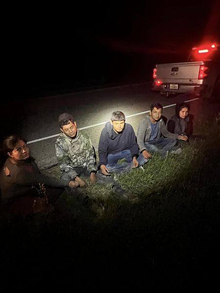 Agentes arrestan 5 migrantes en el condado de Zavala