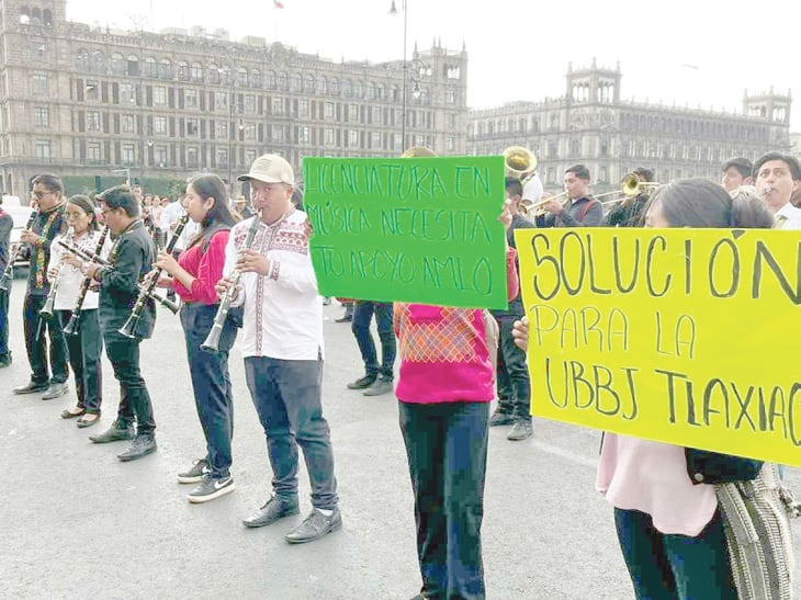 Profesores y alumnos protestan en Palacio Nacional