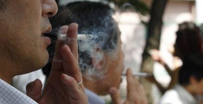 Ciudadanos ignoran alertas de concientización, continúan fumando