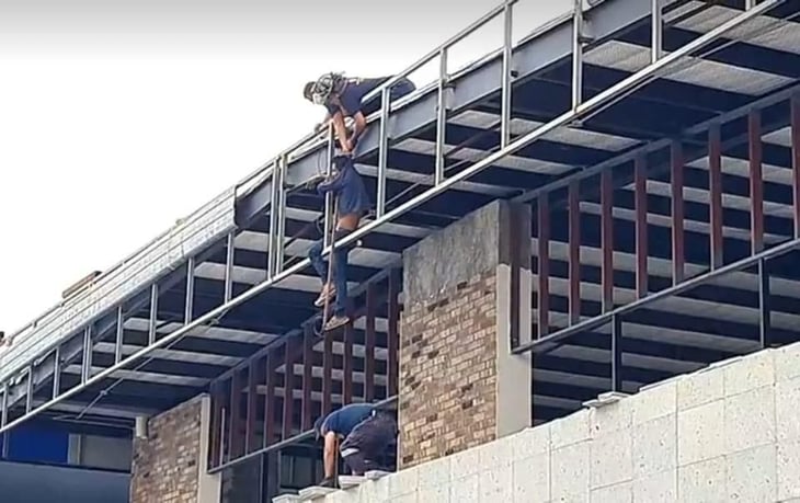 Hombre se intentaba lanzar de un tercer piso, pero fue rescatado por la autoridad