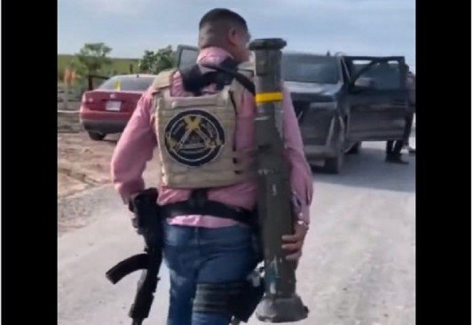 ¡A la vista de todos! Así captan a presunto sicario fuertemente armado durante retén en Tamaulipas 