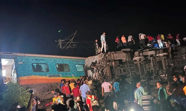 Choque entre dos trenes en el este de India deja al menos 300 heridos