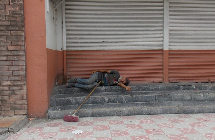 Migrantes se duermen en las calles de Piedras Negras 