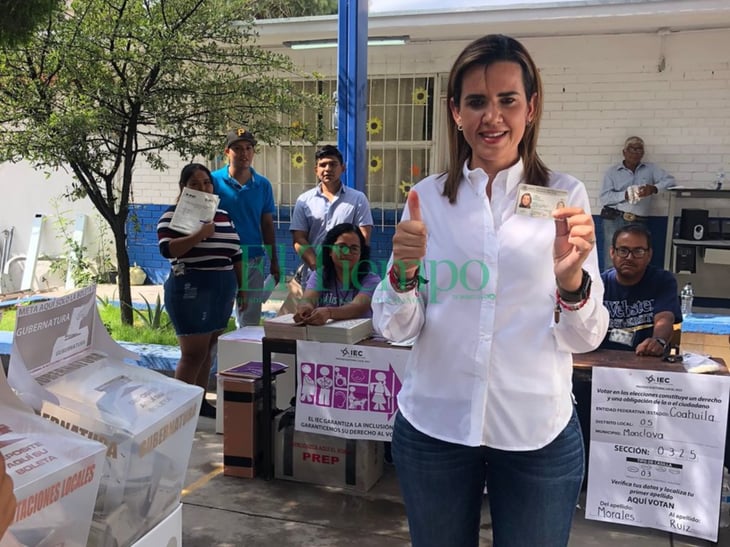 Lupita Oyervides diputada por el distrito 4 ejerce su voto 