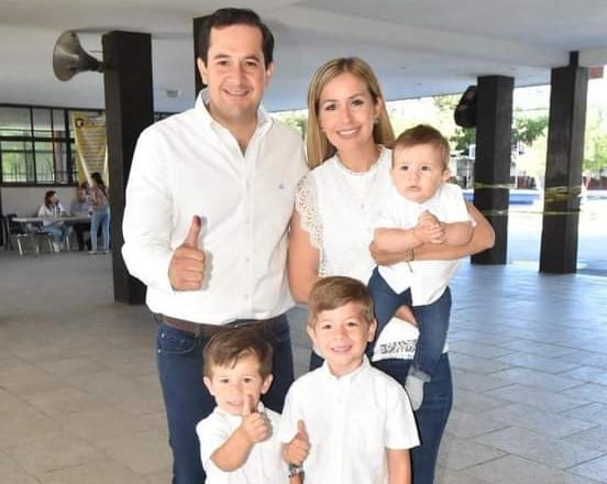 Memo Ruiz acude a votar en compañía de su familia