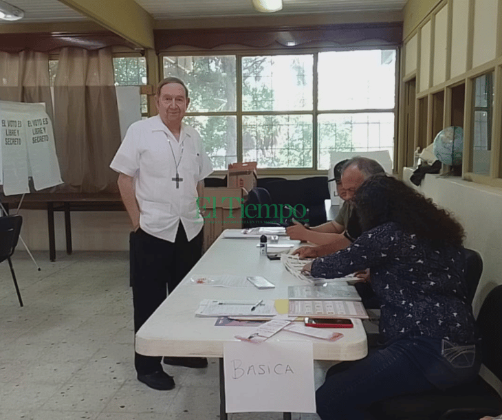 Obispo Alonso Gerardo Garza Treviño acude a votar; invita  a los nigropetenses a participar  