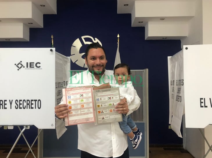 Carlos Villareal sale a votar por el distrito V