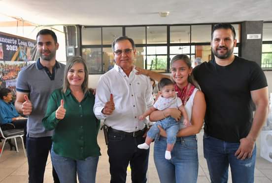 Edil Norma Treviño emite su voto acompañada de su familia
