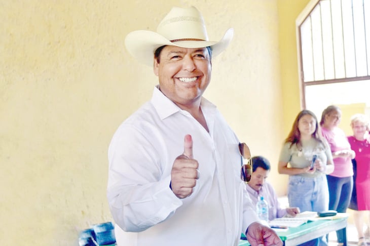 Beto Villarreal vota en escuela V. Carranza