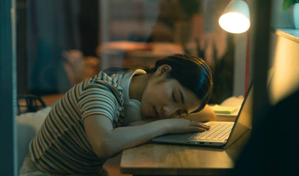 ¿Escoger estudiar en la noche o dormir? 5 tips para cuidar tu salud