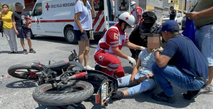 Mujer en moto se estrella contra pavimento