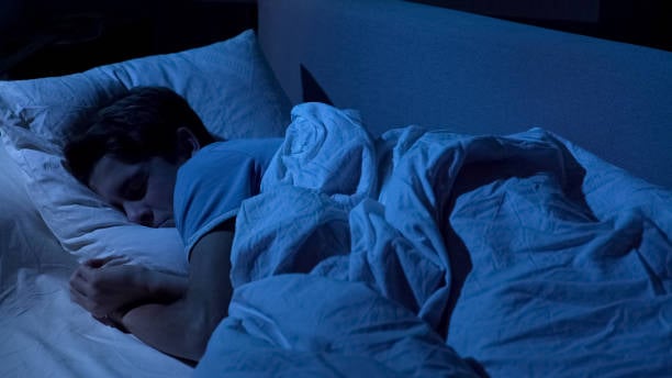 ¿Cuáles son los efectos negativos del sueño inadecuado en la vida estudiantil de un adolescente?