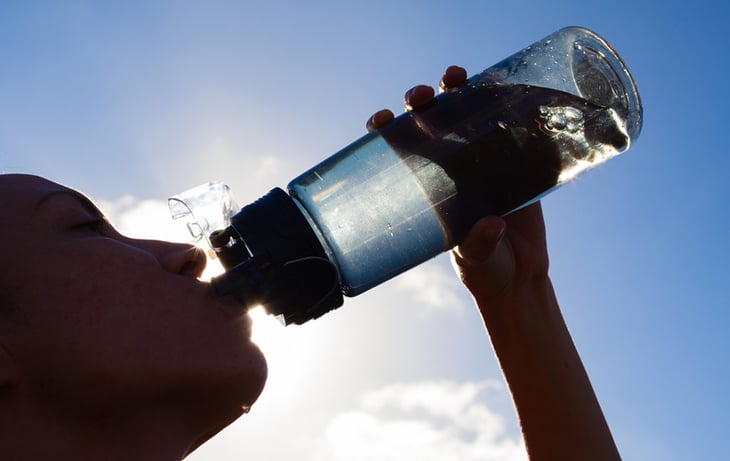 Salud exhorta beber suficiente agua y evitar endulzantes