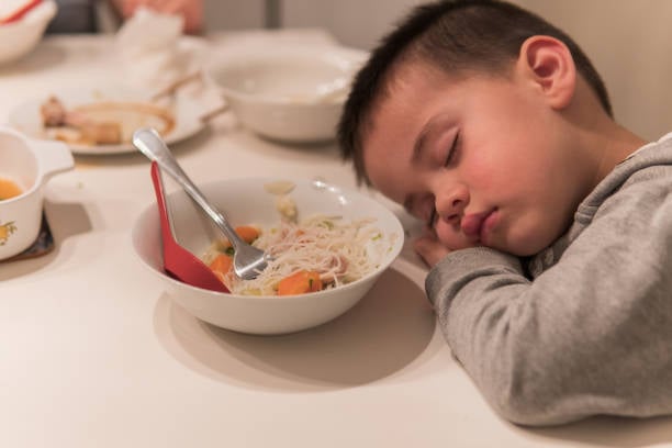 ¿Por qué se siente sueño después de comer?: La razón detrás de la sensación