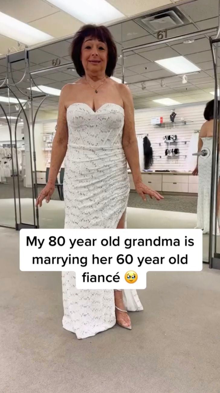 Mujer de 80 años se prueba vestidos de novia para su próxima boda