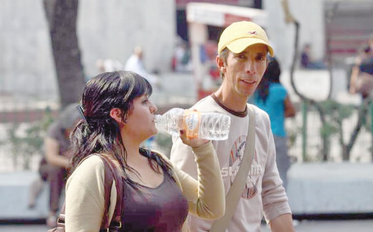Salud: 'Los refrescos NO hidratan en temporada de calor'