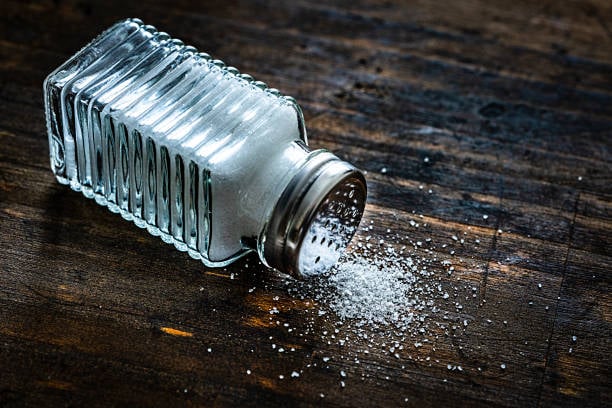 ¿Por qué se cree que lanzar la sal trae mala suerte?