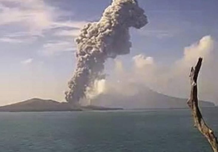 Erupción de volcán en Indonesia genera temor