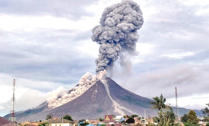 Erupción de volcán en Indonesia