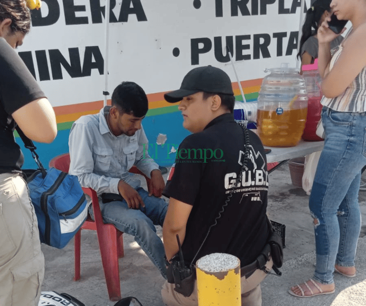 Conductora derriba a motociclista en la Guadalupe