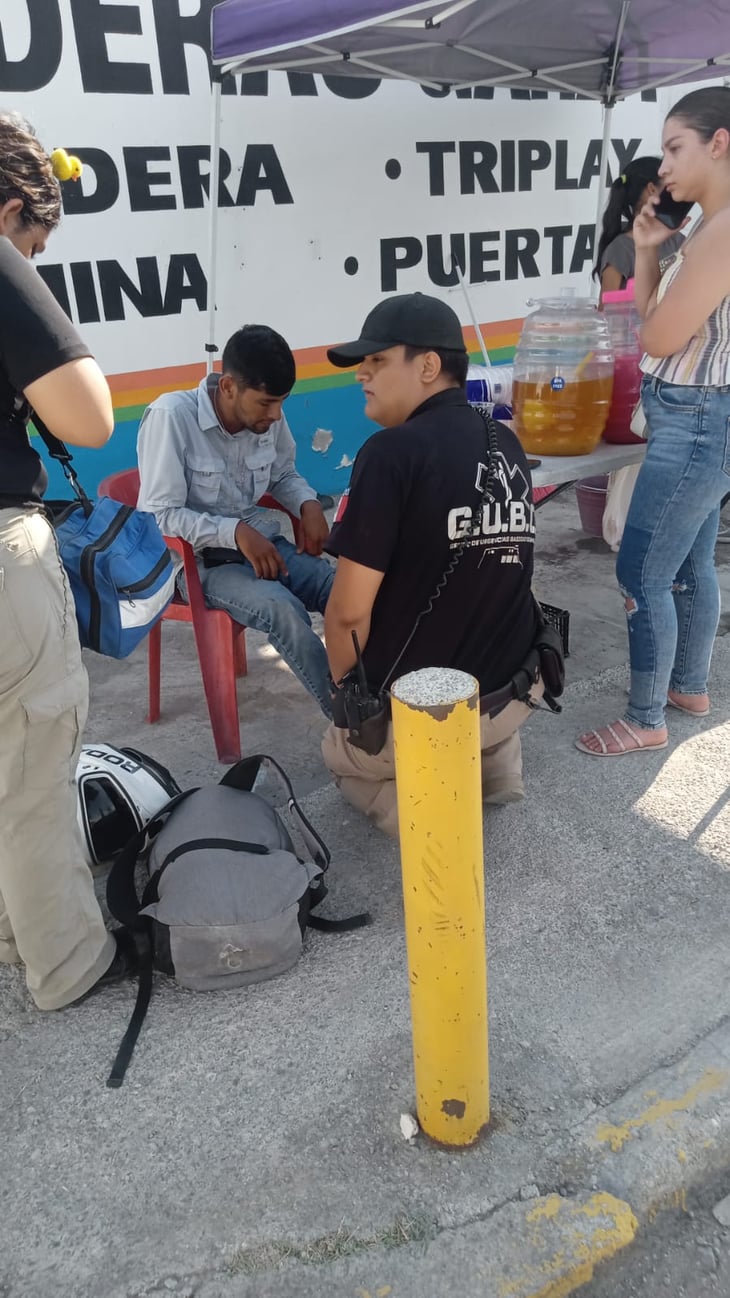 Conductora derriba a motociclista en la Colonia Guadalupe; queda lesionado