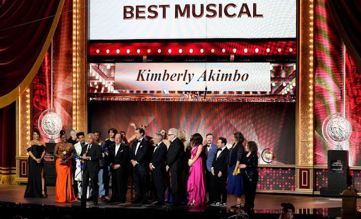 Tony Awards sale adelante sin guion y contra la discriminación