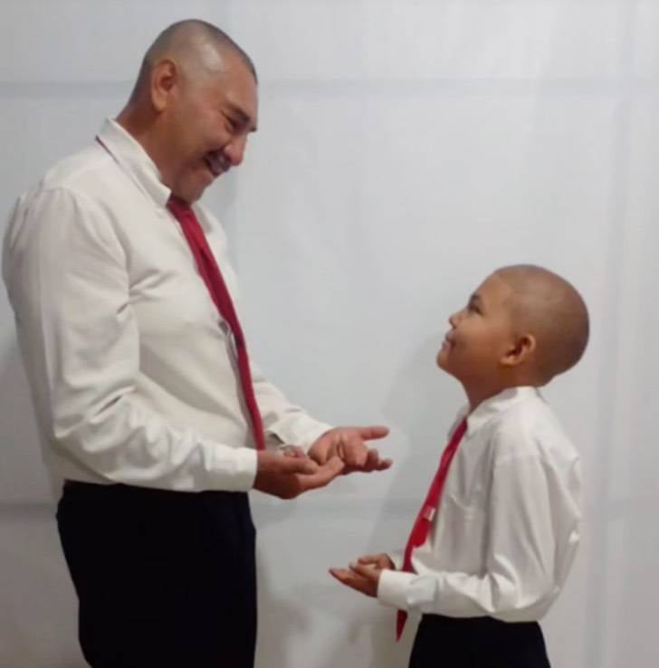 Maestro demuestra su apoyo a un alumno con cáncer rapándose la cabeza
