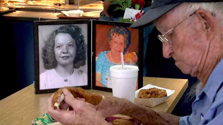 Fallece abuelito famoso por cenar cada noche con la foto de su difunta esposa