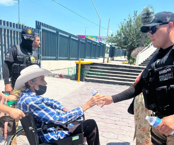 Policía Civil Coahuila intenta mitigar un poco el calor en los hospitales