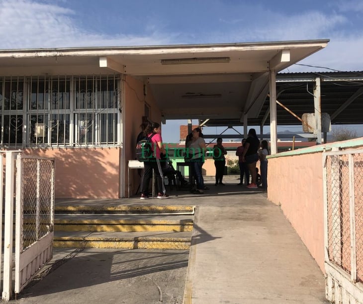 Padres de escuela Benito Juárez se quejan por falta de aire acondicionado