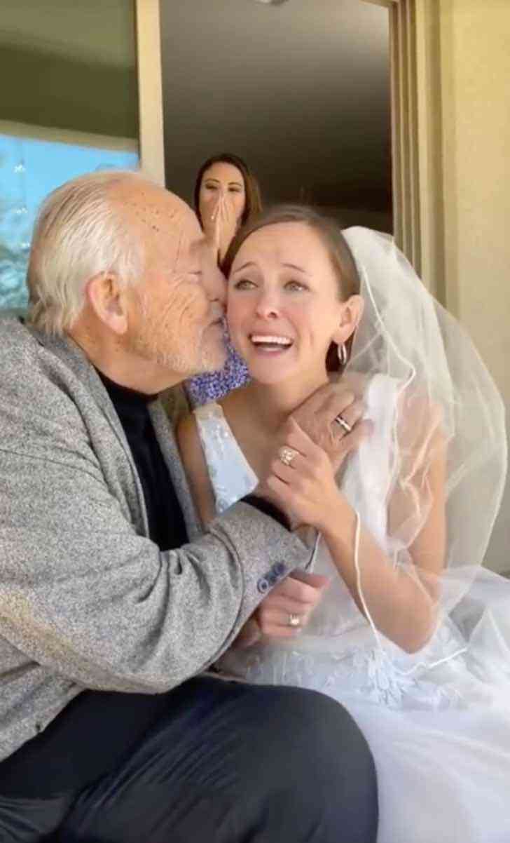 Hombre con Alzheimer reconoce a su hija vestida de novia
