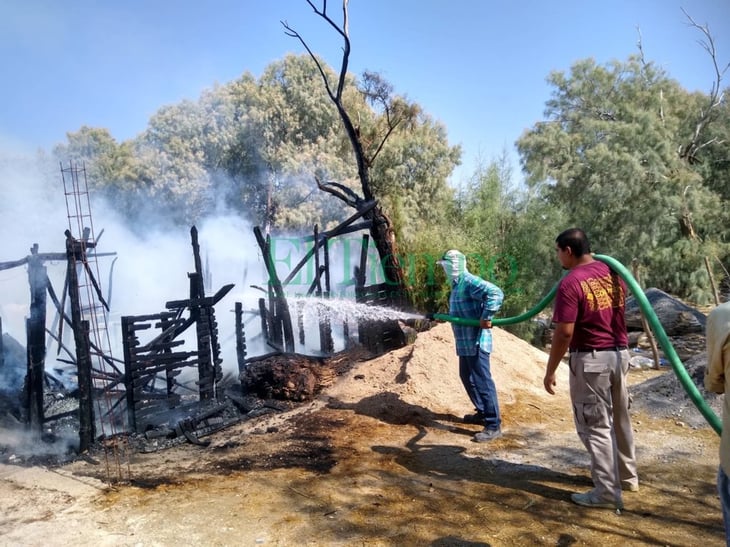 Incendio arrasa con jacal en Cuatrociénegas