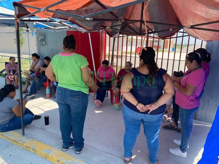 Madres de la primaria Cuauhtémoc la cierran por falta transformador 