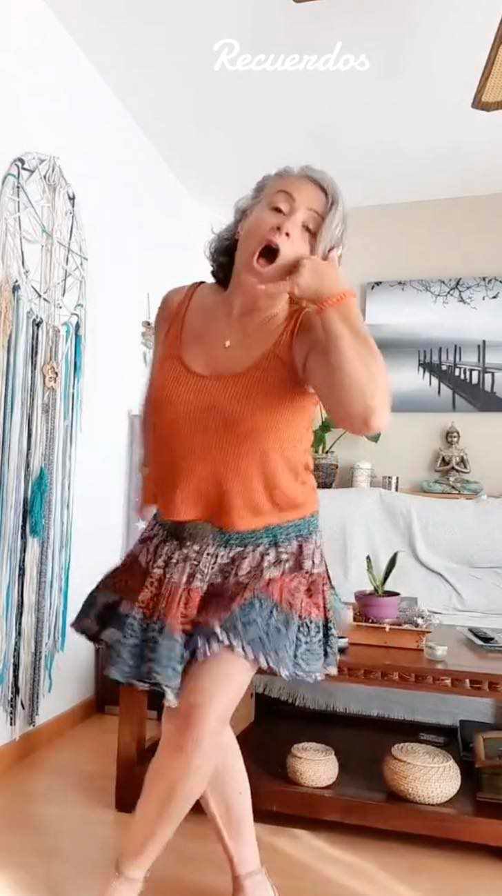 Abuelita de 60 años luce minifaldas