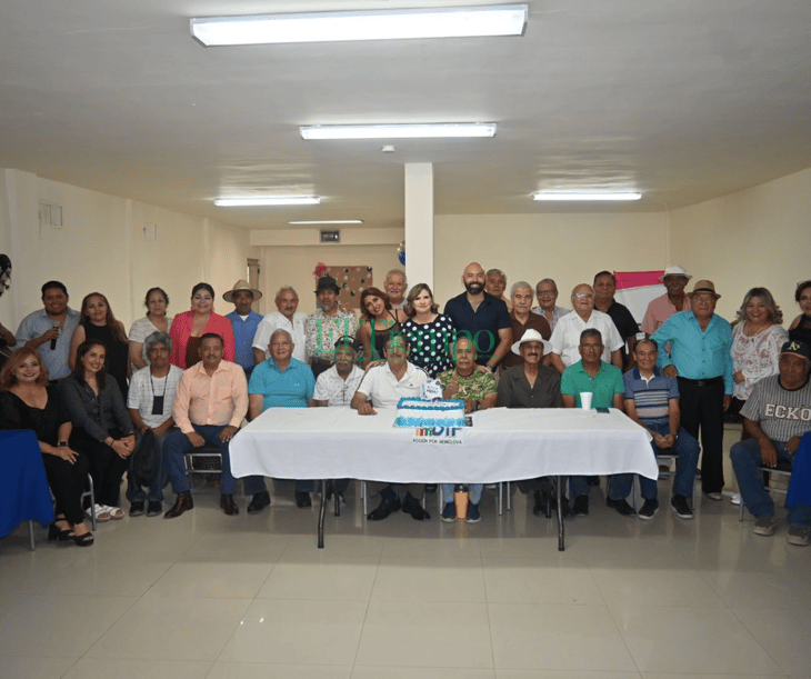 DIF municipal celebra a los padres del grupo de rondalla y personas con discapacidad