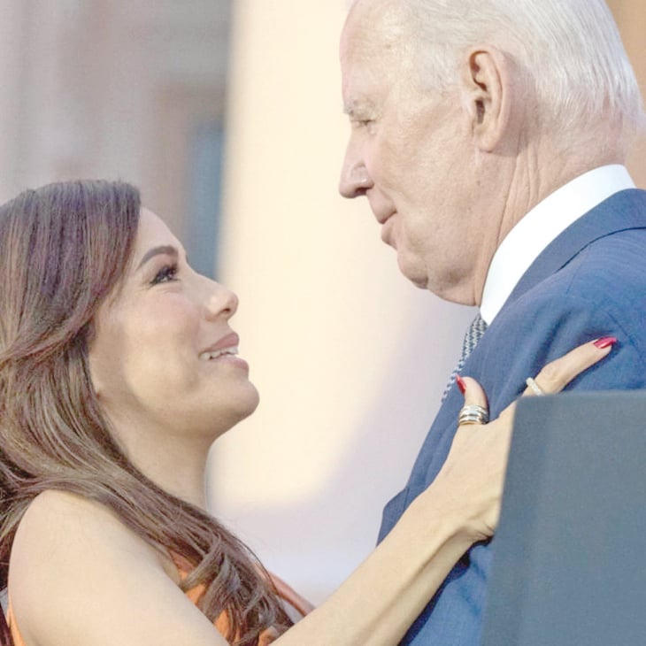 Las redes sociales acusan a Joe Biden de acosar a Eva Longoria