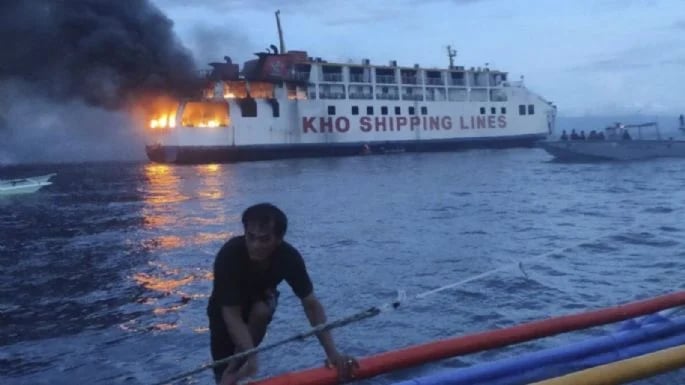 Ferry filipino se incendia en isla con 120 personas a bordo 