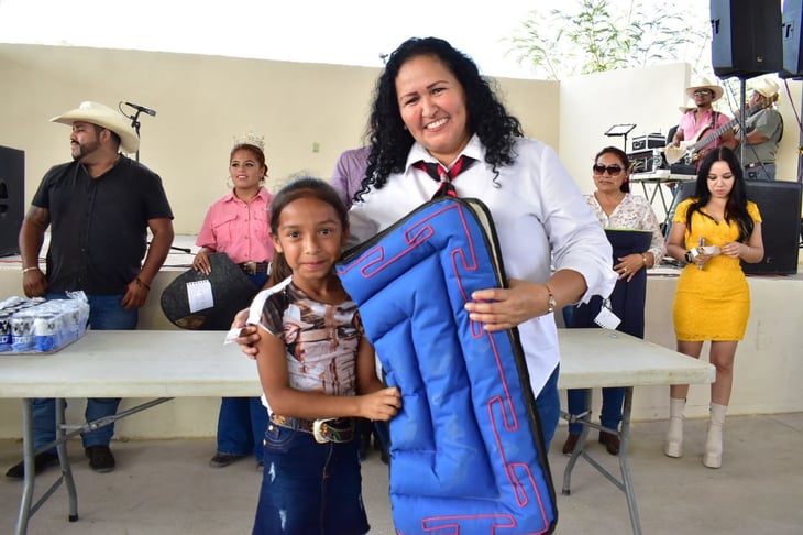Felicita Hugo Lozano a familias del Ejido Sombrerete