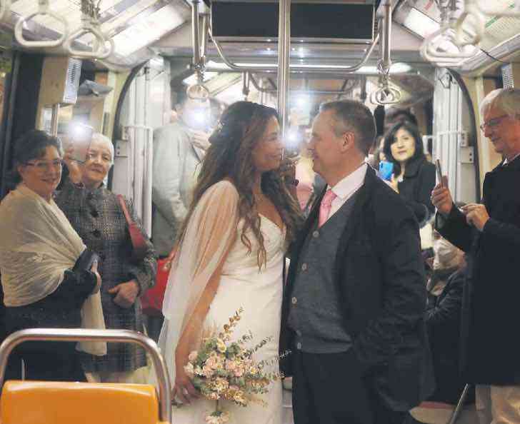 Pareja llega en metro a su propia boda.